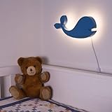 Das Wandlicht Eddy ist eine Wandlampe/Wandleuchte fürs Kinderzimmer in Form eines blauen Wals mit warmweißer LED Hinterleuchtung (Korona Effekt) und integrierten LEDs